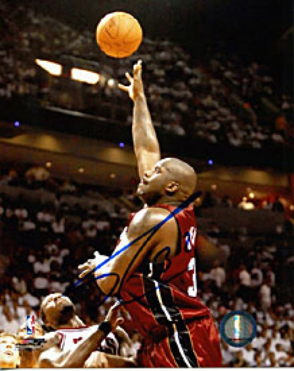 Shaquille O'Neal Autographed / Signed Lay Up vs. Bulls Miami Heat 8x10 Photo