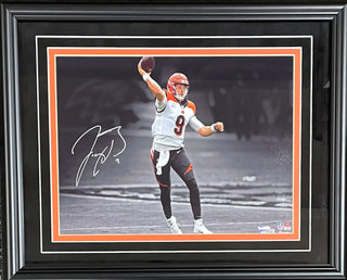 Joe Burrow Autographed Framed 11x14 Photo (Beckett)