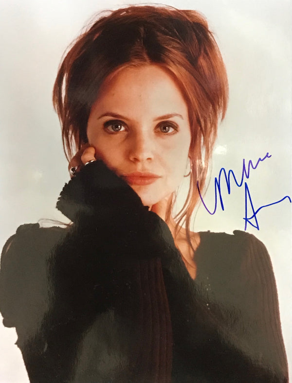 Mena Suvari Autographed 8x10 Celebrity Photo